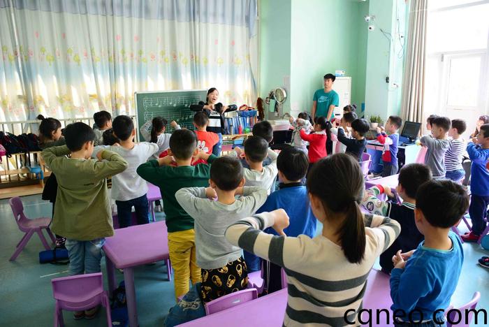 2017-4 音乐培训基地-英国牛津国际幼儿园-幼儿口风琴课程-教学观摩 <教学观摩> 教学观摩的目的是要达到相互学习交流的一种教学行为,除了理论学习、课堂实践以外,通过积极观摩、评课,向优秀的同行学习,汲取他们的宝贵经验,以一种开放的、进取的心态去学习、借鉴,并把它融合到自己的教学实践中来。 <教学思路设计> 教学思路是教师上课的脉络和主线,它反映一系列教学措施怎样编排组合,怎样衔接过渡,怎样安排详略,怎样安排讲练等。 <课堂结构安排> 课堂结构也称为教学环节或步骤。