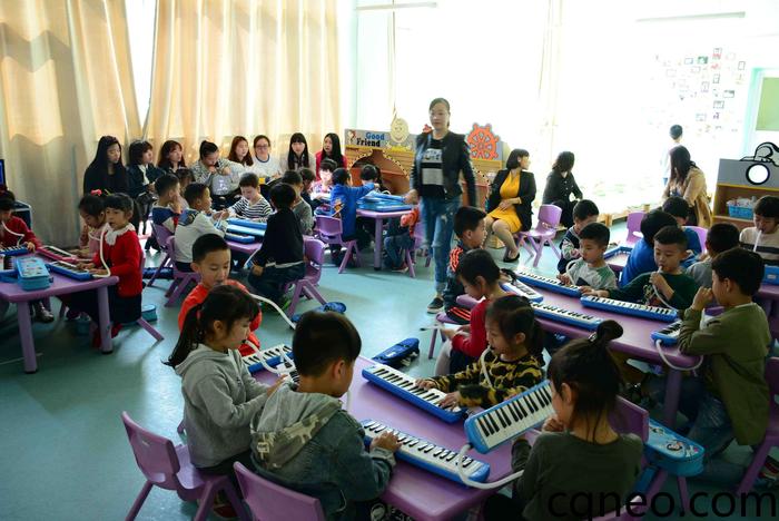 2017-4 音乐培训基地-英国牛津国际幼儿园-幼儿口风琴课程-教学观摩 <教学观摩> 教学观摩的目的是要达到相互学习交流的一种教学行为,除了理论学习、课堂实践以外,通过积极观摩、评课,向优秀的同行学习,汲取他们的宝贵经验,以一种开放的、进取的心态去学习、借鉴,并把它融合到自己的教学实践中来。 <教学思路设计> 教学思路是教师上课的脉络和主线,它反映一系列教学措施怎样编排组合,怎样衔接过渡,怎样安排详略,怎样安排讲练等。 <课堂结构安排> 课堂结构也称为教学环节或步骤。