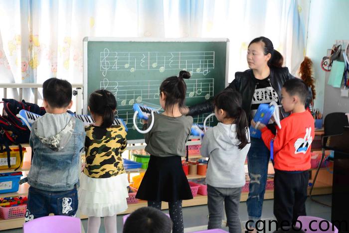 2017-4 音乐培训基地-英国牛津国际幼儿园-幼儿口风琴课程-教学观摩 <教学观摩> 教学观摩的目的是要达到相互学习交流的一种教学行为,除了理论学习、课堂实践以外,通过积极观摩、评课,向优秀的同行学习,汲取他们的宝贵经验,以一种开放的、进取的心态去学习、借鉴,并把它融合到自己的教学实践中来。 <教学思路设计> 教学思路是教师上课的脉络和主线,它反映一系列教学措施怎样编排组合,怎样衔接过渡,怎样安排详略,怎样安排讲练等。 <课堂结构安排> 课堂结构也称为教学环节或步骤。
